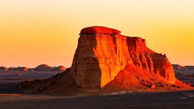  黄昏下的红色岩石山883#横屏 	 