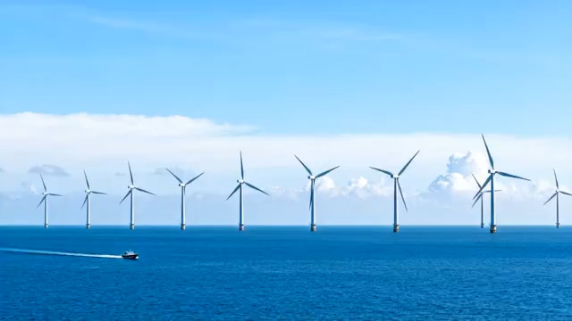  海上风力发电机群转动649#横屏 	 