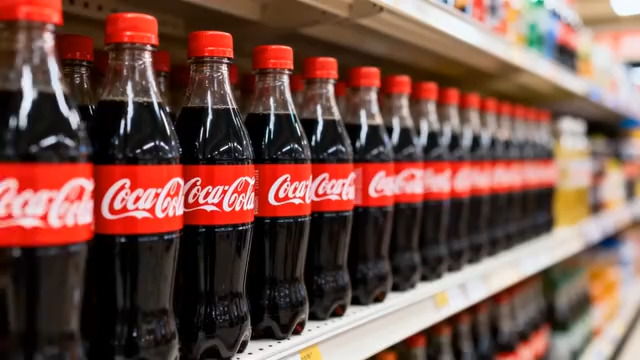  超市货架上的可乐饮料135#横屏 	 