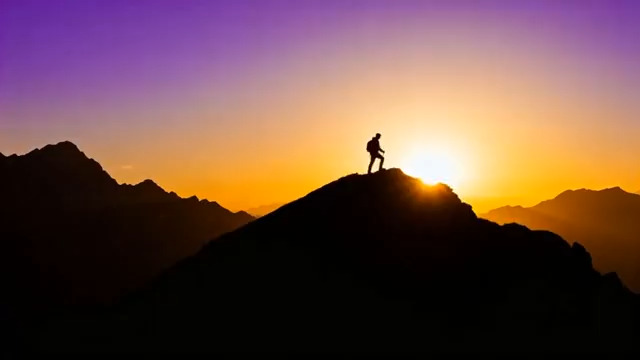  山顶日出登山者剪影1942#横屏 	 