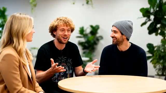  三人圆桌轻松交谈1881#横屏 	 