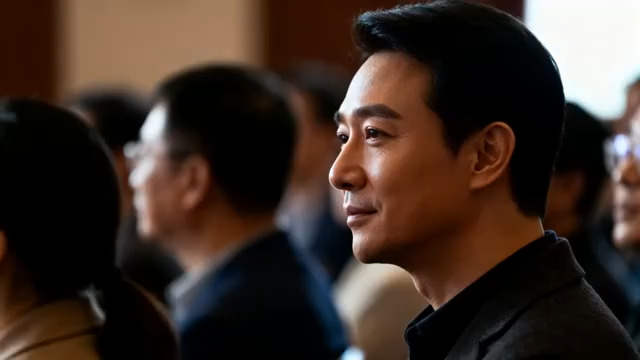  会议中的专注男性侧脸1004#横屏 	 