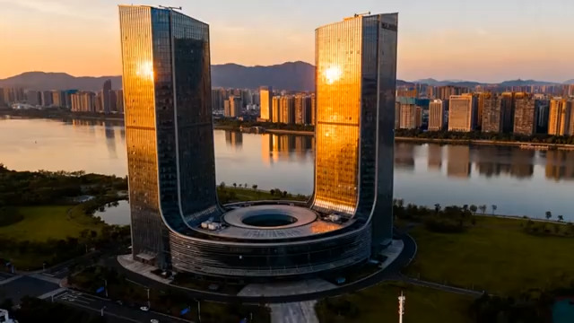  黄昏湖面U型地标建筑980#横屏 	 -