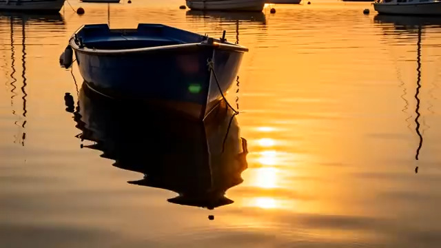  金色水面停泊的蓝色小船1185#横屏 	 