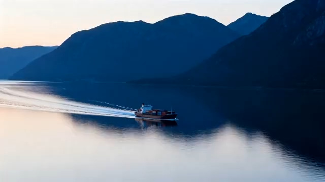  湖面小船划过山水倒影951#横屏 	 