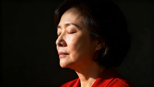  红衣中老年女性侧颜特写936#横屏 	 