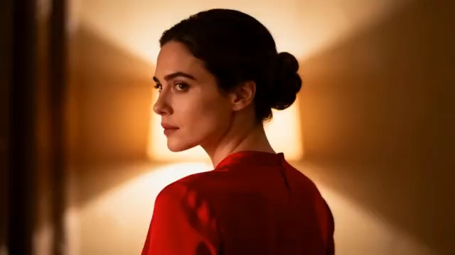  红衣女子优雅侧颜933#横屏 	 