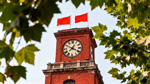  红旗钟楼与绿叶相映884#横屏 	 