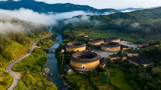  航拍云雾中的福建土楼842#横屏 	 - 