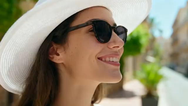  戴草帽墨镜的微笑女人371#横屏 	 