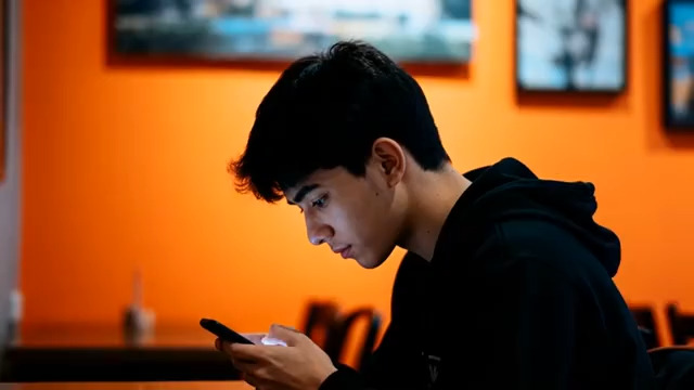  低头看手机的男生393#横屏 	 