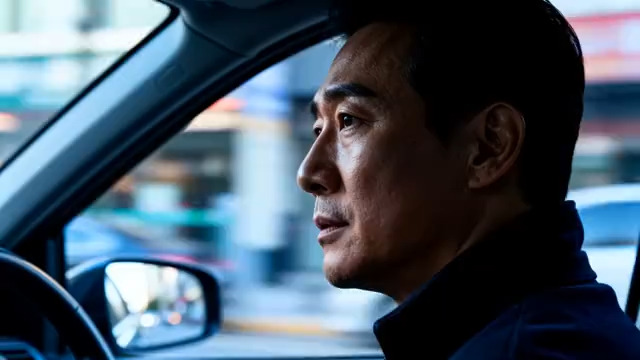  车内沉思的成熟男性侧脸159#横屏 	 