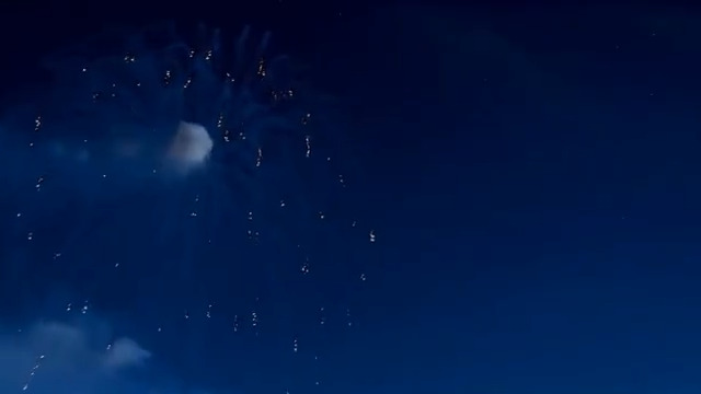  夜空中绽放的http://upos-sz-staticcos.bilivideo.com/sucaiboss/ugcma/2j/76/n251228txzrqim5p0白色烟花2697#横屏 	 