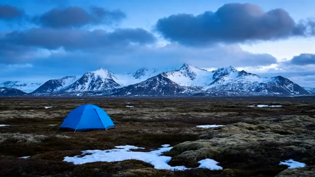  雪山下的野外蓝色帐篷738#横屏 	 -