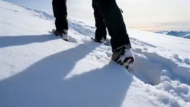  雪地行走人物特写1094#横屏 	 