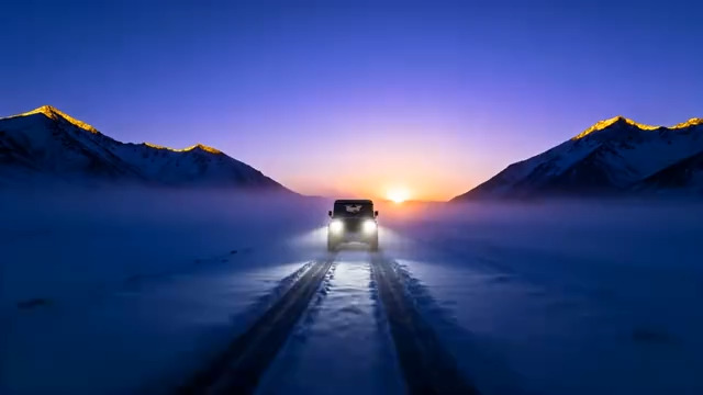  雪山公路上行驶的汽车1457#横屏 	 