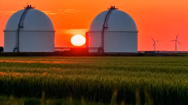  夕阳下田野旁的储气罐与风车172#横屏 	 