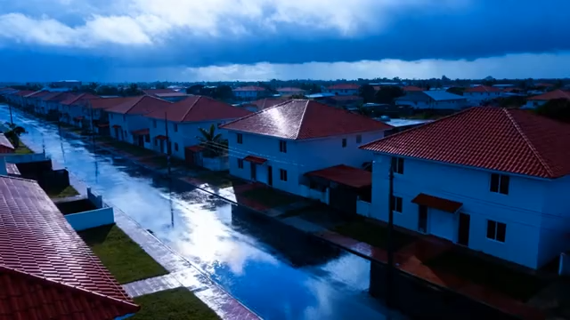 雨后整齐排列的红顶房屋1812#横屏 