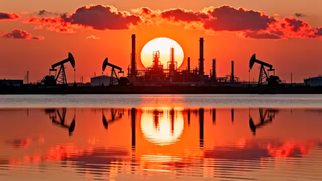 油田夕阳下的磕头机景观541#横屏 