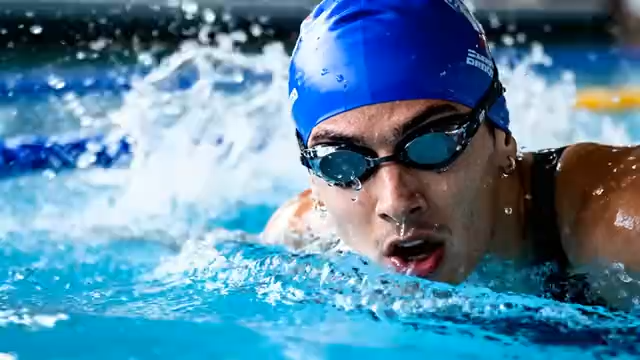 泳池中游泳运动员特写1220#横屏 