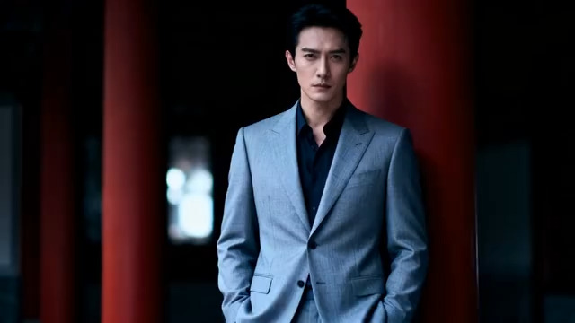  身着西装男士靠墙站立482#横屏 	 