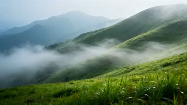  山间云雾缭绕的绿色山坡336#横屏 	 