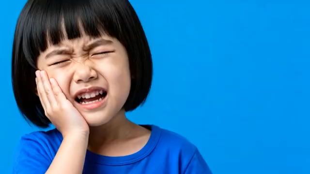 小女孩捂着脸表情痛苦2766#横屏 