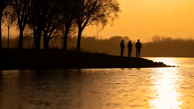 夕阳下湖边人物剪影3552#横屏 