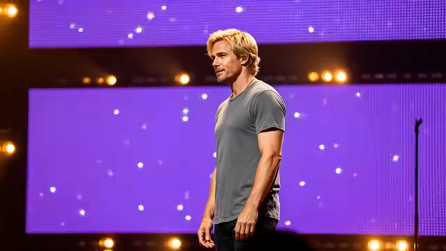 台上男性艺人站立画面1646#横屏 