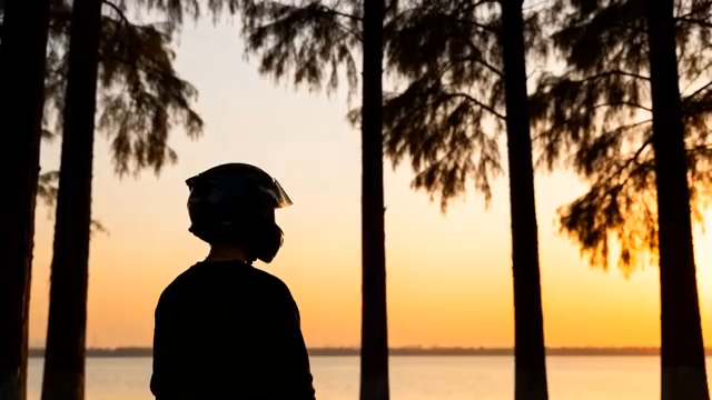 夕阳下戴头盔人物的背影28#横屏 