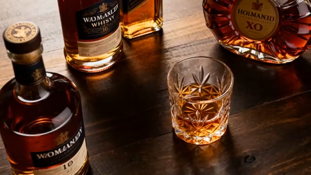 威士忌与酒杯摆放在木桌上2805#横屏 