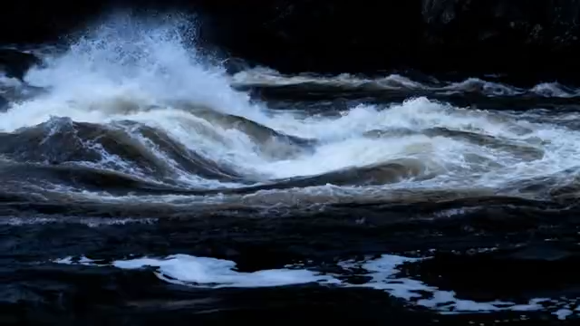 湍急河流中的翻滚浪花4491#横屏 