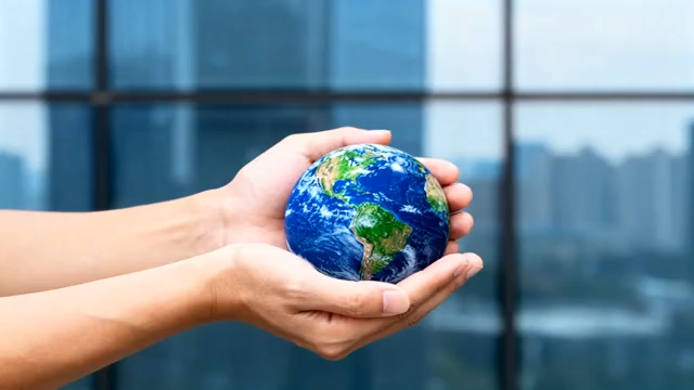 双手托举地球模型画面5225#横屏 