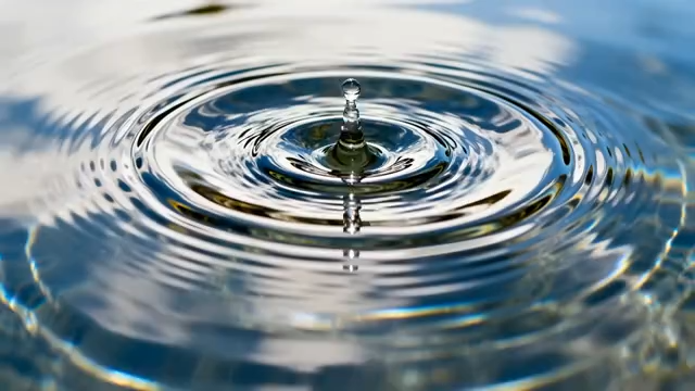 水滴落入水面形成波纹特写4780#横屏 