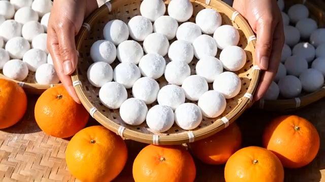 双手端竹篮中的手工汤圆385#横屏 