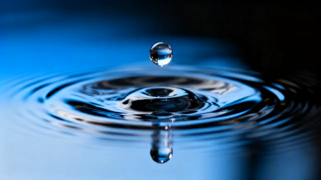 水滴落入水面产生涟漪素材4785#横屏 