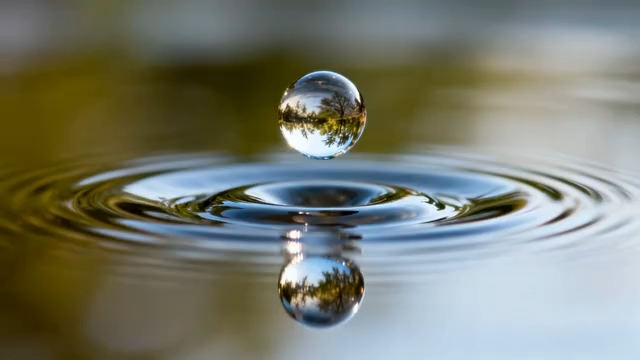 水滴落入水面形成涟漪素材(1)3990#横屏 
