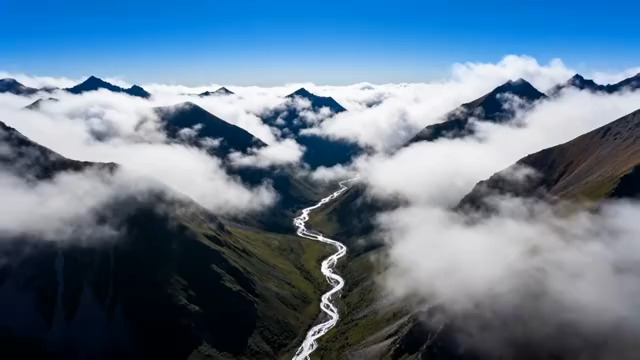  群山云海间蜿蜒河流俯瞰2465#横屏 	 