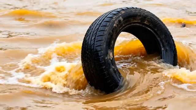 水中漂浮的废旧轮胎2830#横屏 