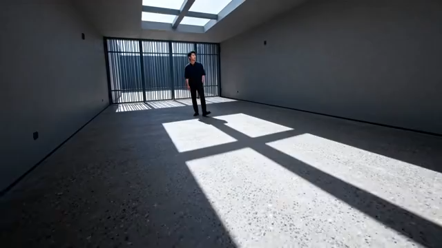 室内男子站立于带天窗房间2349#横屏 