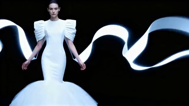  模特身着白裙走秀1776#横屏 	 