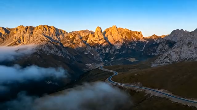 山间公路与壮丽山脉景观(1)4809#横屏 