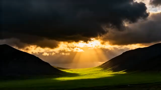 山谷间穿透乌云的阳光景象2447#横屏 