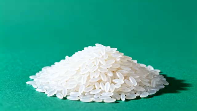  绿色背景上的大米特写906#横屏 	 -