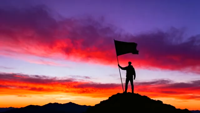 山顶人物举旗夕阳场景3794#横屏 