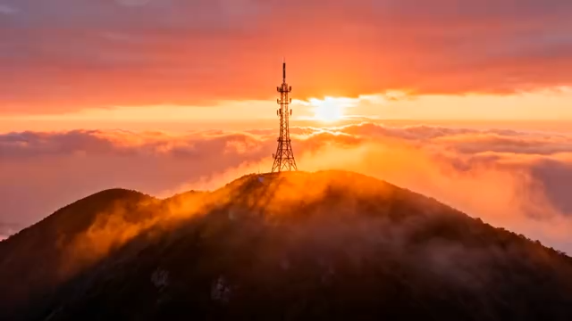 山顶日出云海中的通信塔5165#横屏 