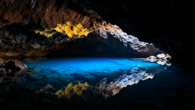 山洞内蓝色水域与岩壁倒影2686#横屏 