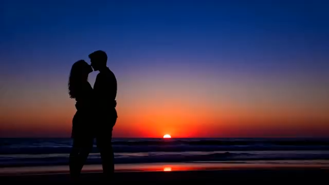 情侣海边日落时亲吻剪影274#横屏 