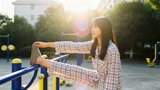 女孩在户外健身器材处拉伸5021#横屏 