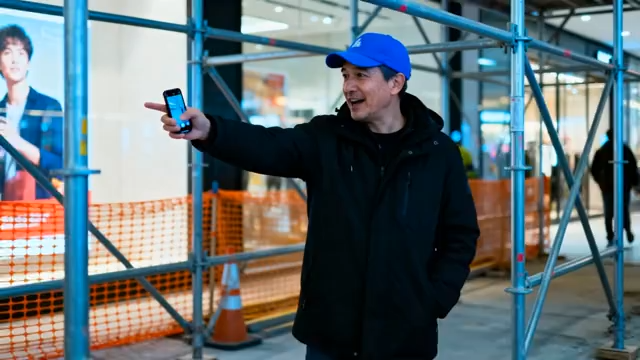 男子手持手机指向展示1875#横屏 